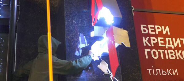 Погромы у Альфа-банка в Киеве - Sputnik Латвия
