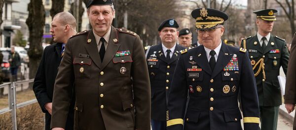 Командир Национальных вооруженных сил Латвии Леонид Калниньш (слева) и Глава Европейского командования вооруженных сил США генерал Кертис Скапарротти Командир Национальных вооруженных сил Латвии Леонид Калниньш (слева) и Глава Европейского командования вооруженных сил США генерал Кертис Скапарротти - Sputnik Латвия