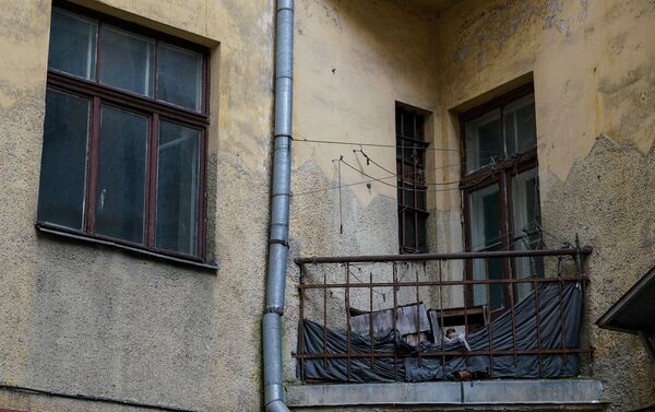 Балкон старого заброшенного дома - Sputnik Латвия
