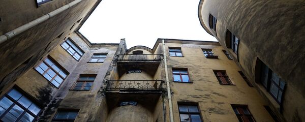 Заброшенный дом со стороны двора Заброшенный дом со стороны двора - Sputnik Latvija