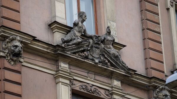 Разрушающиеся элементы фасада дома на улице Александра Чака - Sputnik Латвия