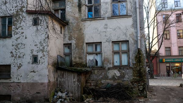 Вид со двора на аварийный дом на улице Миера - Sputnik Latvija