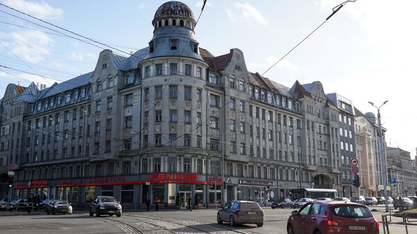 У заброшенного дома на углу улиц Бривибас и Миера используется только первый этаж - Sputnik Латвия