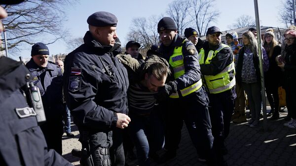 Задержание людей за выкрики Фашизм не пройдет! в адрес легионеров в Риге - Sputnik Латвия