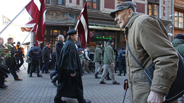 Участники шествия в честь Дня легионеров СС в Риге 16 марта 2017 года - Sputnik Латвия