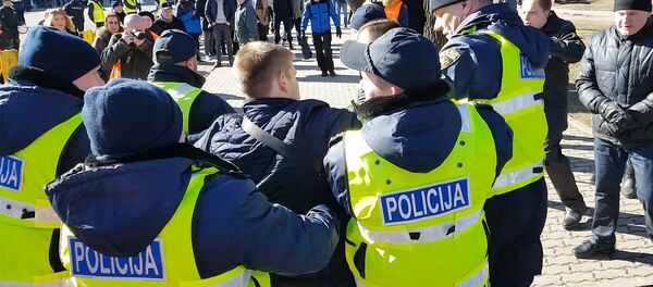 Задержание антифашистов у памятника Свободы - Sputnik Латвия