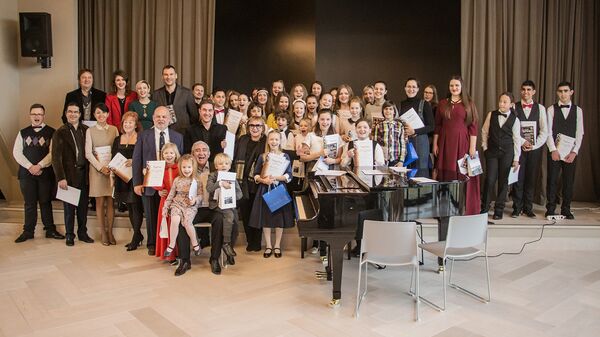 Михаил Казиник с лауреатами конкурса Восходящие звезды – 2017 - Sputnik Латвия