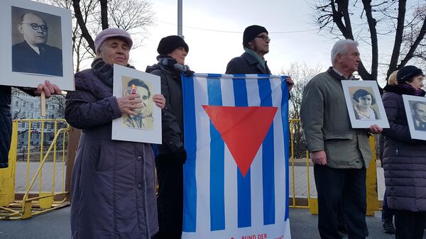 Антифашистский митинг у памятника Свободы вечером 16 марта - Sputnik Латвия