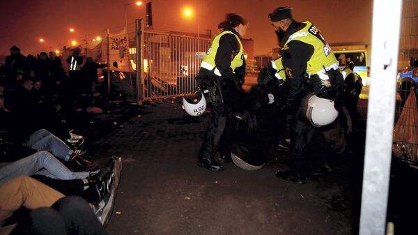 Полиция и мигранты в Швеции - Sputnik Латвия