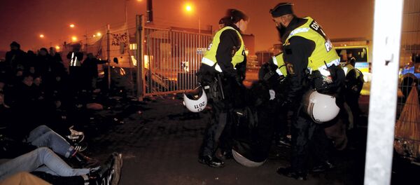 Полиция и мигранты в Швеции Полиция и мигранты в Швеции - Sputnik Latvija