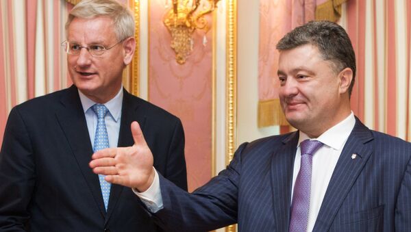 Петр Порошенко с министром иностранных дел Швеции Карлом Бильдтом - Sputnik Латвия