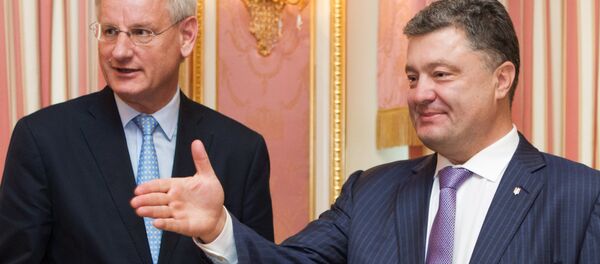 Петр Порошенко с министром иностранных дел Швеции Карлом Бильдтом - Sputnik Латвия