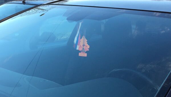 Ленточка цветов российского флага в машине сотрудника МВД Латвии - Sputnik Латвия