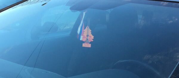 Ленточка цветов российского флага в машине сотрудника МВД Латвии - Sputnik Латвия