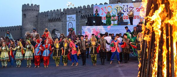 Праздничный концерт в преддверии Новруз Байрамы около Гоша Гала гапысы - Sputnik Латвия