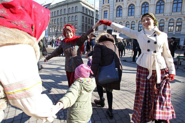 Веселье в центре Риги в честь весеннего солнцестояния - Sputnik Латвия