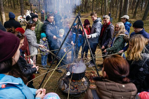Посетители Этнографического музея красят яйца на празднике Весеннего солнцестояния - Sputnik Латвия