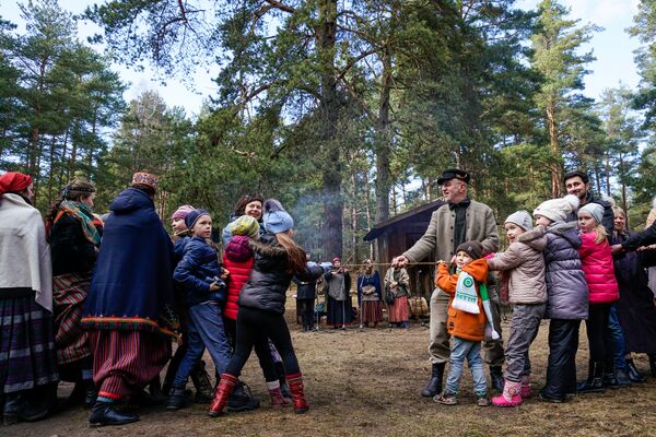Дети и взрослые участвуют в перетягивании каната в Этнографическом музее на празднике Весеннего солнцестояния - Sputnik Латвия
