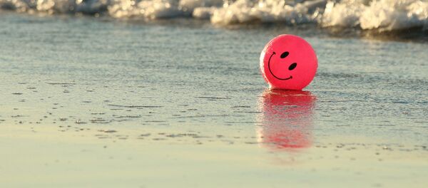 Rotaļu bumba krastā Rotaļu bumba krastā - Sputnik Latvija