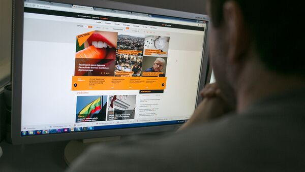Пользователь читает новости на портале Sputnik Литва - Sputnik Латвия
