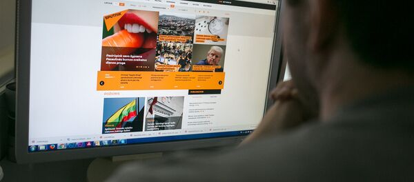 Пользователь читает новости на портале Sputnik Литва - Sputnik Латвия