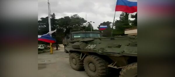 Военные на бронетехнике с флагами РФ  в сирийском Африне - Sputnik Латвия