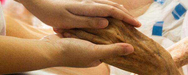 Врач держит за руку больного - Sputnik Латвия