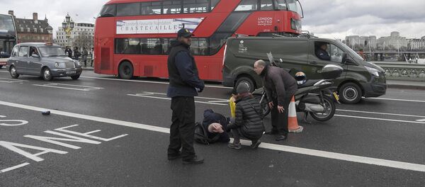 Раненый мужчина на Вестминстерском мосту в Лондоне - Sputnik Латвия