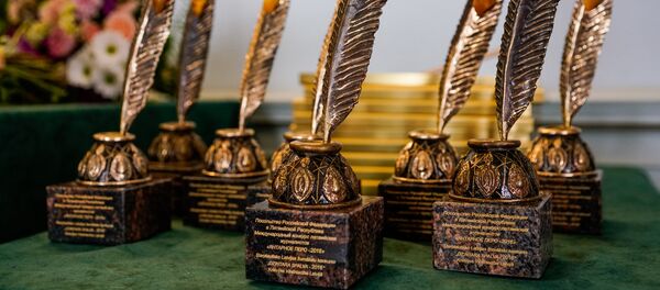 Награды лауреатам международного конкурса Янтарное перо от посольства России - Sputnik Латвия