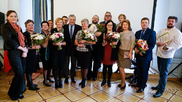 Евгений Лукьянов с лауреатами и членами жюри международного конкурса Янтарное перо - Sputnik Латвия