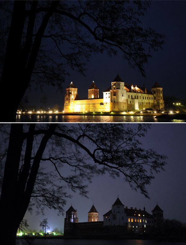 Мирский замок в Белоруссии во время акции Час Земли - Sputnik Латвия