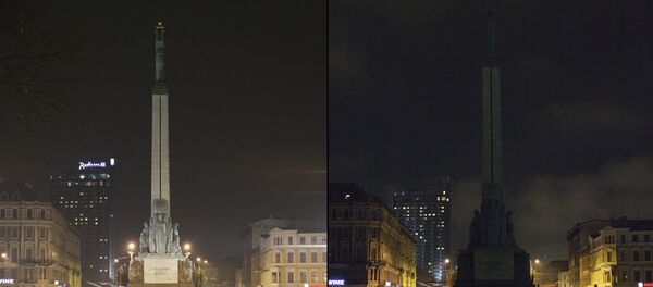 Памятник Свободы в Риге во время акции Час Земли Памятник Свободы в Риге во время акции Час Земли - Sputnik Латвия