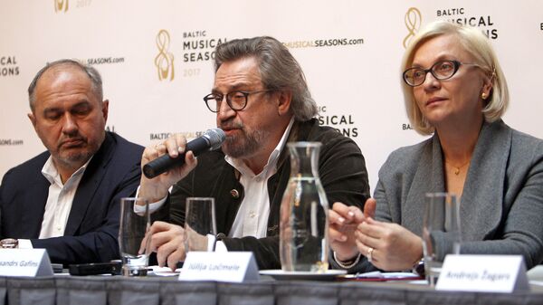 Гунтис Равис, Александр Гафин и Юлия Лочмеле на презентации проекта - Sputnik Латвия