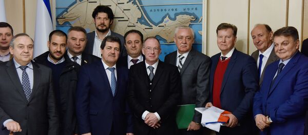 Eiropas un Ukrainas politiķu delegācija ieradusies vizītē Krimā - Sputnik Latvija