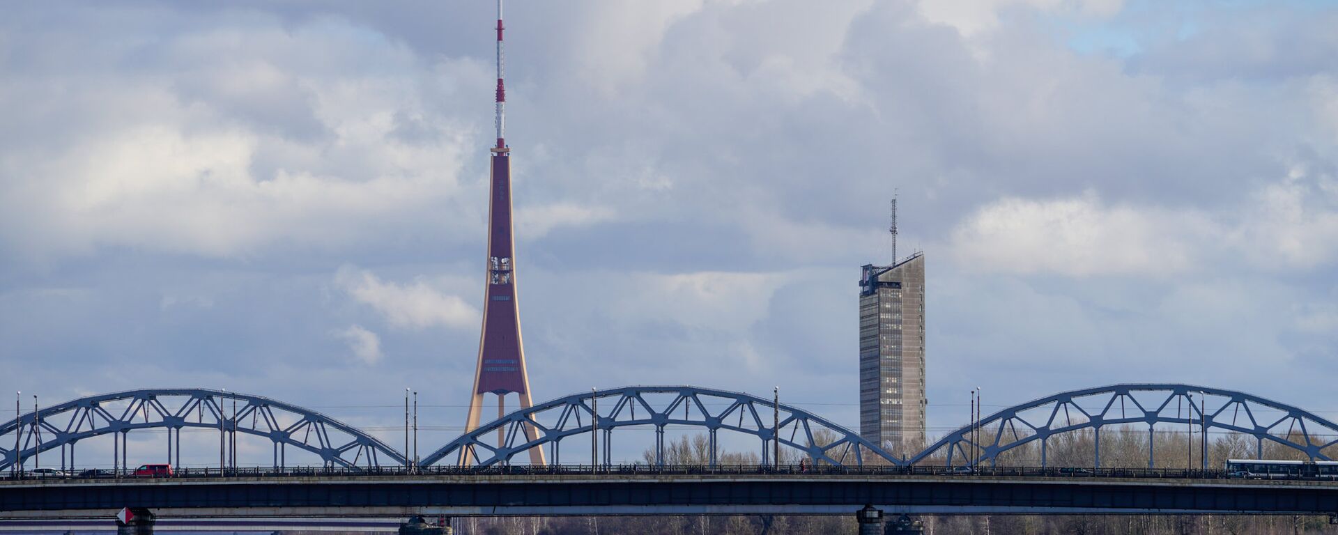 Железнодорожный мост через Даугаву на фоне телевизионной башни и Латвийского телецентра - Sputnik Латвия, 1920, 03.10.2023