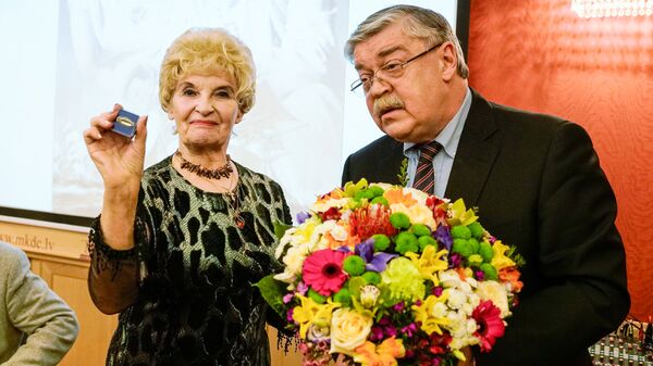 Евгений Лукьянов преподнёс Антонине Пикуль значок Клуба Горчакова от МИД России - Sputnik Латвия