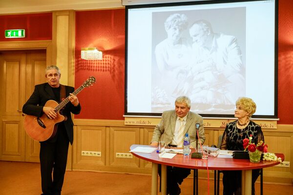 Музыкальное поздравление преподнес гитарист Вадим Новожилов - Sputnik Латвия