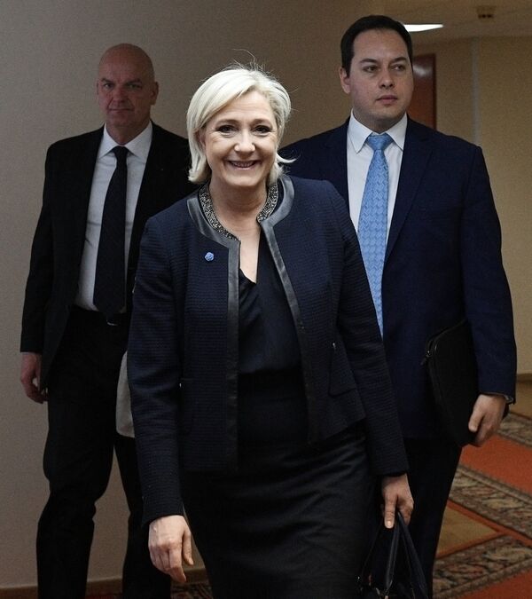 Кандидат в президенты Франции Марин Ле Пен посетила Госдуму РФ Кандидат в президенты Франции Марин Ле Пен посетила Госдуму РФ - Sputnik Латвия