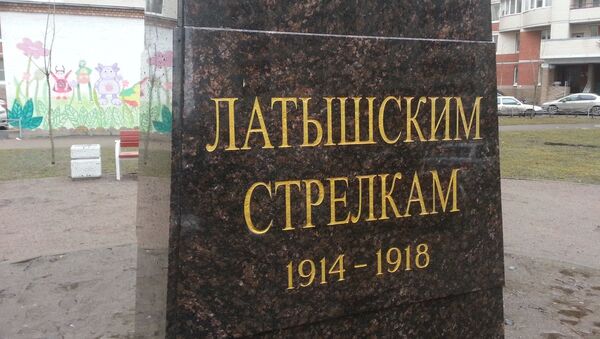 Visi uzraksti - krievu valodā, lai arī strēlnieki ir latvieši - Sputnik Latvija