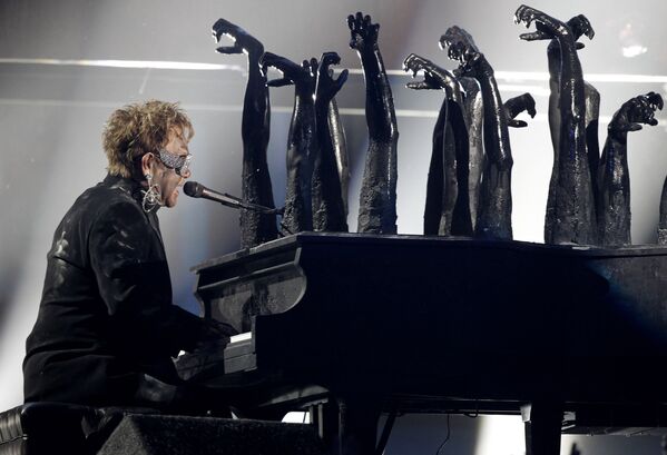 Музыкант Элтон Джон на церемонии вручения премии Грэмми в Лос-Анжелесе, 31 января 2010 года - Sputnik Латвия