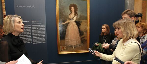 Представительница Прадо у портрета Тадеи Ариас де Энрикес Франсиско Гойи - Sputnik Латвия