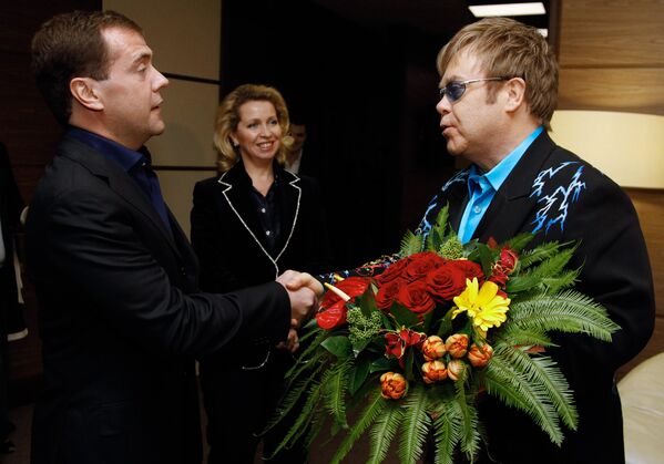 Дмитрий Медведев с супругой Светланой посетил концерт Элтона Джона - Sputnik Латвия