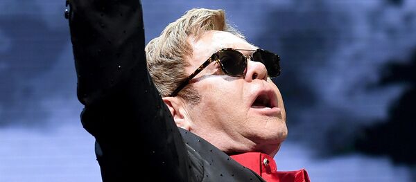 Британский музыкант Элтон Джон на сцене в Вене, Австрия, 24 ноября 2016 года - Sputnik Латвия