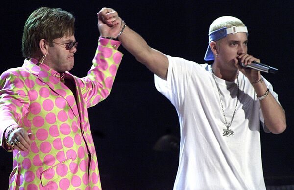 Элтон Джон и рэп-музыкант Eminem на 43-й ежегодной премии Грэмми, 21 февраля 2001 года - Sputnik Латвия