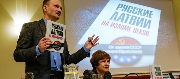 Татьяна Жданок и Мирослав Митрофанов на презентации своей книги Русские Латвии на изломе веков - Sputnik Латвия