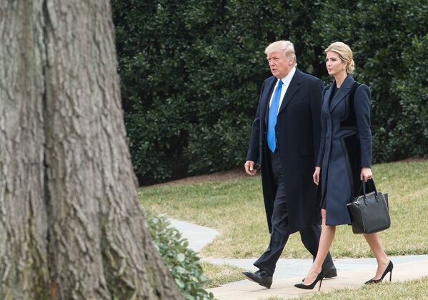 Президент США Дональд Трамп с дочерью Иванкой Трамп идут на борт Marine One в Белом доме, Вашингтон, 1 февраля 2017 года - Sputnik Латвия