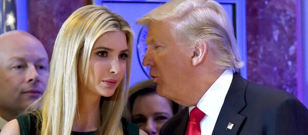Donalds Tramps sarunājas ar savu meitu Ivanku Donalds Tramps sarunājas ar savu meitu Ivanku - Sputnik Latvija