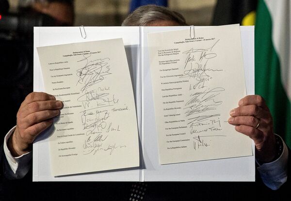 Новая декларация о будущем Евросоюза, подписанная лидерами 27 стран ЕС в рамках юбилейного саммита, посвященного 60-летию Римского договора Новая декларация о будущем Евросоюза, подписанная лидерами 27 стран ЕС в рамках юбилейного саммита, посвященного 60-летию Римского договора - Sputnik Латвия