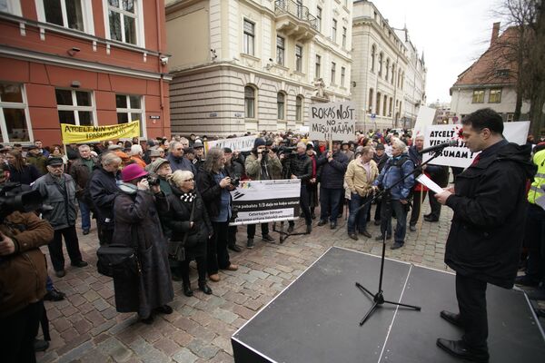 Пикет против налога на недвижимость в Риге - Sputnik Латвия