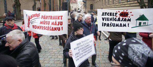 Пикет против налога на недвижимость в Риге - Sputnik Латвия